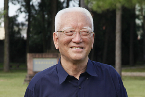 報告文學(xué)獎：獲獎作品《這里是紅軍走過的地方》作者：降邊嘉措（藏族）         創(chuàng)作感言　　長征也是文藝創(chuàng)作取之不盡、用之不竭的豐富源泉。早在10多年前，在親身參加過長征的老紅軍的鼓勵和指導(dǎo)下，我開始撰寫反映長征的長篇紀(jì)實(shí)文學(xué)《這里是紅軍走過的地方》。該書后來得到作協(xié)的支持，被列為中國作協(xié)的重點(diǎn)扶持作品。作品于2013年由作家出版社出版……