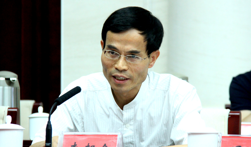 中國作協(xié)創(chuàng)研部副主任、駿馬獎評獎辦公室副主任李朝全作關(guān)于參評作品和譯者申報及公示情況的說明