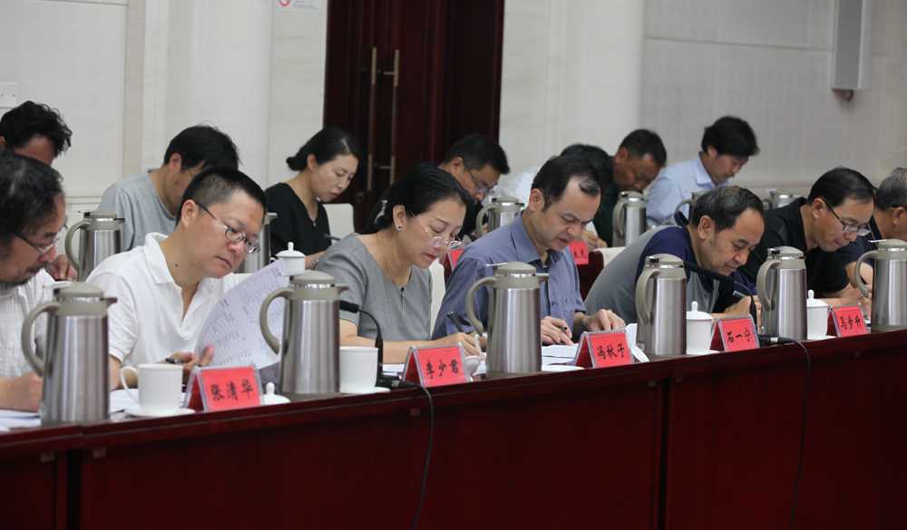8月2日，第十一屆全國少數(shù)民族文學(xué)創(chuàng)作“駿馬獎”終評會評委畫票