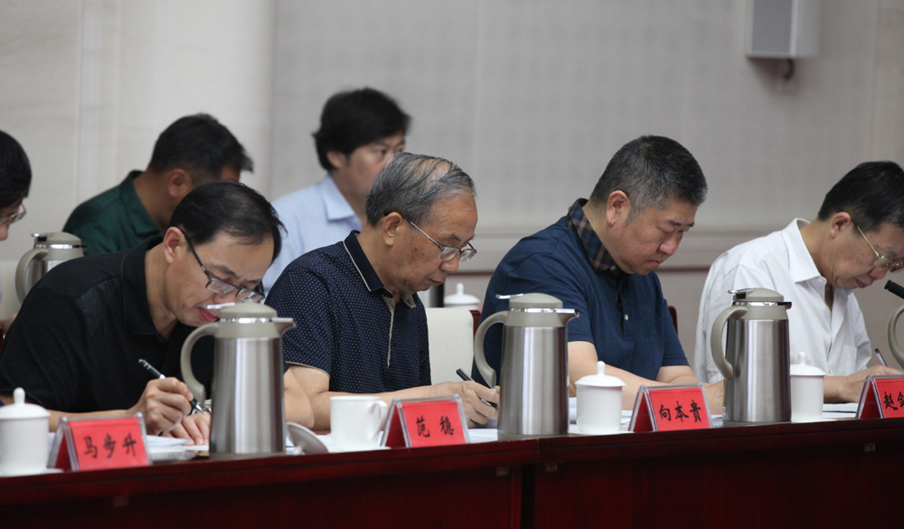 8月2日，第十一屆全國少數(shù)民族文學(xué)創(chuàng)作“駿馬獎”終評會評委畫票