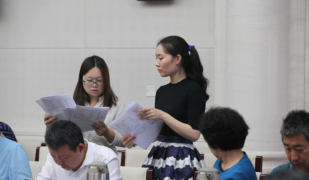 8月2日，第十一屆全國少數(shù)民族文學(xué)創(chuàng)作“駿馬獎”終評會工作人員收回評委投票