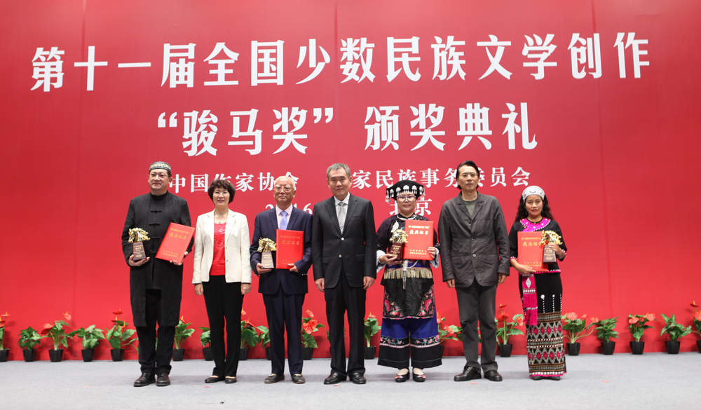 錢小芊、何建明、武翠英為報告文學(xué)獎獲獎?wù)哳C獎