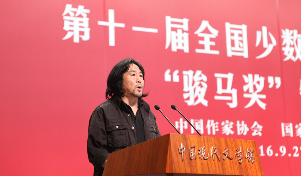 評委扎西達(dá)娃宣讀中短篇小說獎授獎詞