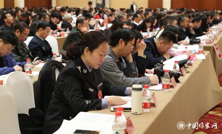 12月1日，中國作家協(xié)會第九次全國代表大會第二次全體會議召開，與會代表聽取報告。