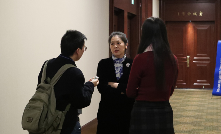 12月1日，黑龍江、四川代表團分組學習討論，遲子建代表接受媒體采訪。