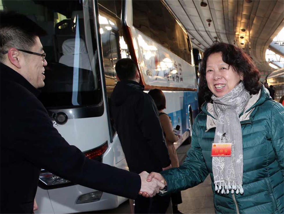 3月2日，出席十二屆全國人大五次會議的黑龍江代表團(tuán)乘坐火車抵達(dá)北京站。