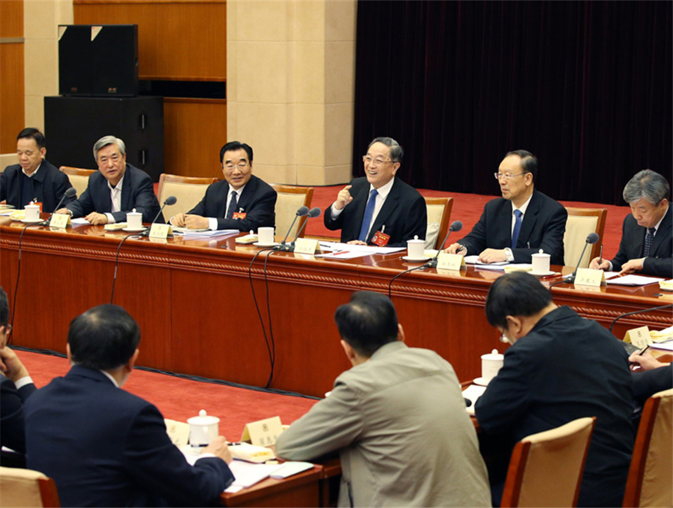 俞正聲看望社會科學(xué)、新聞出版界委員并參加討論