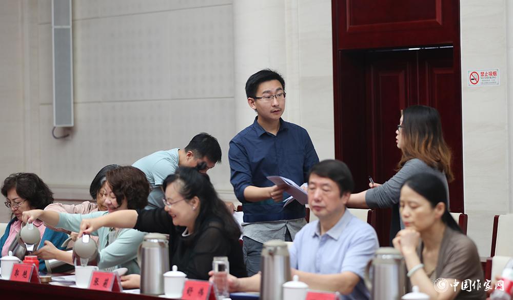 8月4日，第十屆兒獎(jiǎng)評(píng)委會(huì)第六次全體會(huì)議上，聯(lián)絡(luò)員收回選票