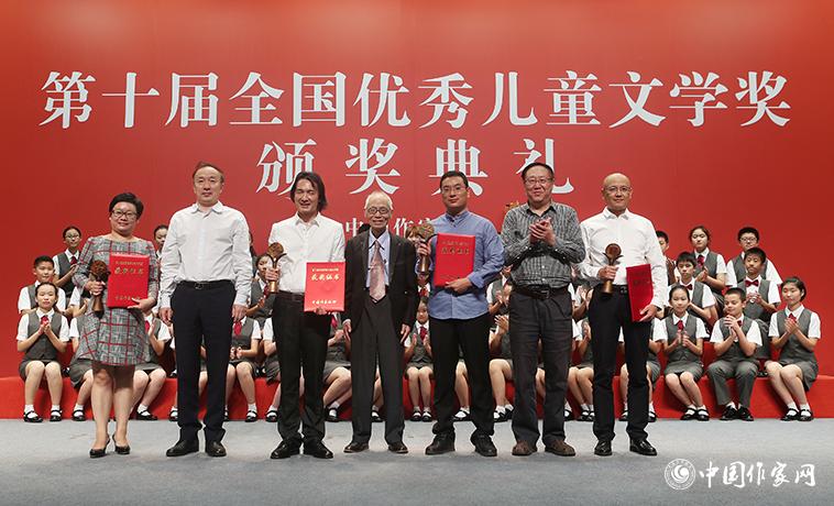 高洪波、孟祥林、樊發(fā)稼為散文、報(bào)告文學(xué)、科幻文學(xué)獲獎(jiǎng)?wù)哳C獎(jiǎng)