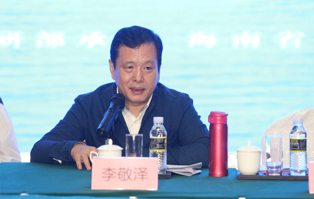 中國(guó)作協(xié)黨組成員、副主席李敬澤主持開幕式