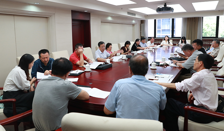 第一次全體會(huì)后召開大組見面會(huì)，各組評(píng)委討論工作