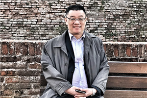 小說：獲獎(jiǎng)作品《有鴿子的夏天》作者：劉海棲          獲獎(jiǎng)感言　　我見證和經(jīng)歷了整個(gè)新時(shí)期中國(guó)童書和兒童文學(xué)的發(fā)展，經(jīng)過幾代人不懈的努力，一步步走到今天，我由衷地為兒童文學(xué)的繁榮而振奮，為親身參與其中而自豪。這是一個(gè)美妙的行程，前輩和同輩作家的光芒在前面引導(dǎo)著我，年輕作家像風(fēng)一樣在后面驅(qū)動(dòng)著我，編輯的目光又溫暖和呵護(hù)著我。