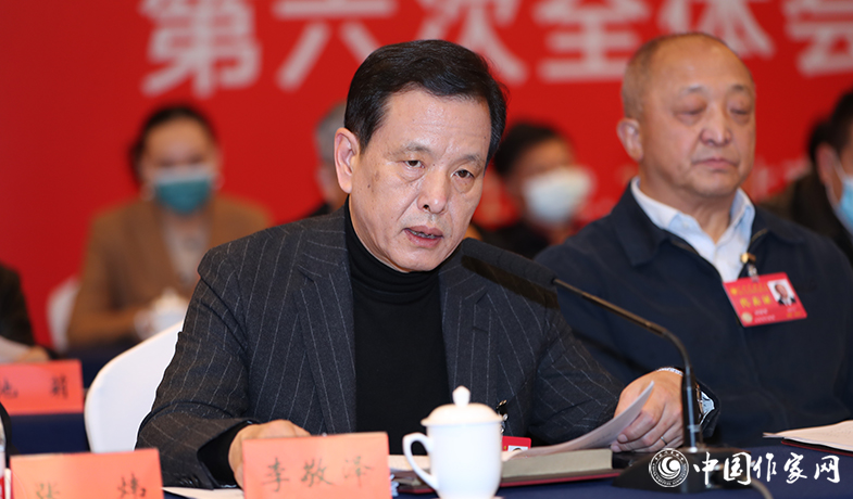 12月12日，中國作家協(xié)會第九屆全國委員會第六次全體會議在京舉行,中國作協(xié)副主席李敬澤宣讀會議文件