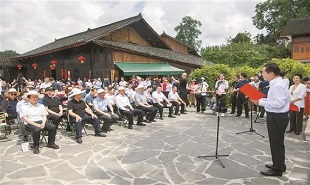 中國(guó)作家“深入生活 扎根人民”新時(shí)代文學(xué)實(shí)踐點(diǎn)授牌儀式在花垣縣雙龍鎮(zhèn)十八洞村精準(zhǔn)坪廣場(chǎng)舉行。