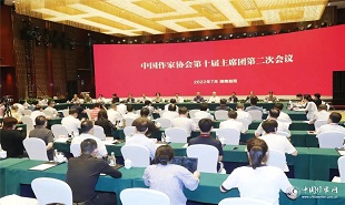 7月31日上午，中國(guó)作家協(xié)會(huì)第十屆主席團(tuán)第二次會(huì)議在湖南益陽(yáng)舉行。鐵凝主持會(huì)議、張宏森作工作報(bào)告。