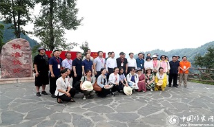 出版社、期刊社負(fù)責(zé)人在十八洞村合影