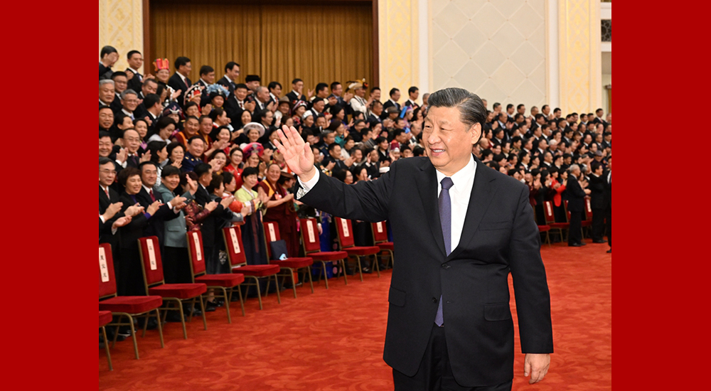 3月11日，中國人民政治協(xié)商會議第十四屆全國委員會第一次會議在北京閉幕。習(xí)近平向委員揮手致意。