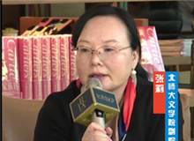 張莉：魏微有著獨(dú)特的語言腔調(diào)和審美方式　　魏微能夠?qū)⒆约旱膶懽骷{入抒情傳統(tǒng)中，每個(gè)人物的敘述都有與日常生活緊密相關(guān)的情感表達(dá)。[詳細(xì)]