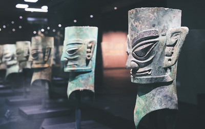　三星堆博物館新館“巍然王都”展區(qū)陳列的青銅人頭像。  　　三星堆博物館供圖