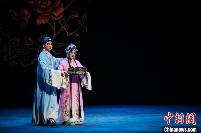 2023年5月15日，新版黃梅戲《羅帕記》在武漢上演?！∠目】?攝