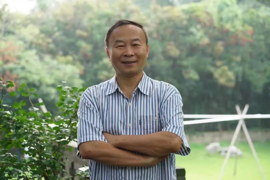 許晨，中國(guó)作家協(xié)會(huì)會(huì)員，中國(guó)報(bào)告文學(xué)學(xué)會(huì)理事，山東省作協(xié)原副主席，青島市作協(xié)名譽(yù)主席。出版有《人生大舞臺(tái)——“樣板戲”啟示錄》《琴聲如訴》《山海閩東》，以及海洋紀(jì)實(shí)三部曲《第四極：中國(guó)蛟龍?zhí)柼魬?zhàn)深?！贰兑粋€(gè)男人的海洋》《耕海探洋》等多部報(bào)告文學(xué)和散文集，被譽(yù)為“海洋作家”。榮獲第七屆魯迅文學(xué)獎(jiǎng)、第五屆冰心散文獎(jiǎng)、第三屆中國(guó)工業(yè)文學(xué)大賽一等獎(jiǎng)等獎(jiǎng)項(xiàng)。
