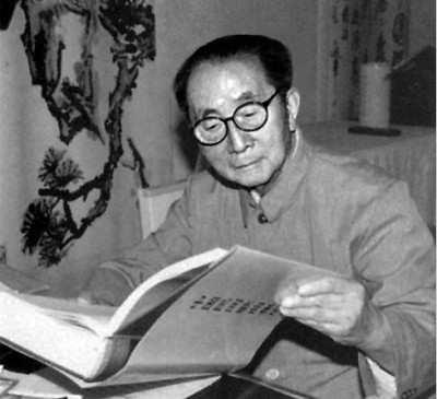 學(xué)人小傳  呂驥（1909—2002），湖南湘潭人，音樂(lè)理論家、作曲家、社會(huì)活動(dòng)家。曾三次考入上海國(guó)立音樂(lè)專(zhuān)科學(xué)校，均因生活或政治原因輟學(xué)。1931年加入左翼劇聯(lián)，其后組織業(yè)余合唱團(tuán)，推動(dòng)救亡歌詠運(yùn)動(dòng)，發(fā)起成立歌曲研究會(huì)，培養(yǎng)了一批青年作曲家。1937年在北平、綏遠(yuǎn)等地開(kāi)展抗日救亡歌詠活動(dòng)，10月赴延安，任魯藝音樂(lè)系主任。1949年后任中央音樂(lè)學(xué)院黨委書(shū)記、副院長(zhǎng)，中國(guó)音樂(lè)家協(xié)會(huì)第一、二、三屆主席（1949—1985）。1985年當(dāng)選為國(guó)際音樂(lè)理事會(huì)名譽(yù)會(huì)員。除音樂(lè)創(chuàng)作外，還進(jìn)行民族音樂(lè)的整理與理論研究，主要論著有《中國(guó)新音樂(lè)的展望》《中國(guó)民間音樂(lè)研究提綱》《〈樂(lè)記〉理論新探》《呂驥文選》等，編有《新音樂(lè)運(yùn)動(dòng)論文集》。作者供圖