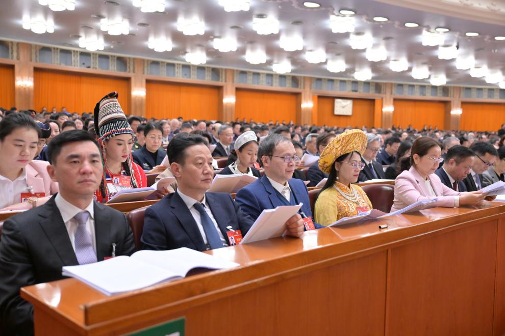 3月7日，全國政協(xié)十四屆二次會議在北京人民大會堂舉行第二次全體會議。這是委員們在認(rèn)真聽會。?新華社記者 高潔 攝