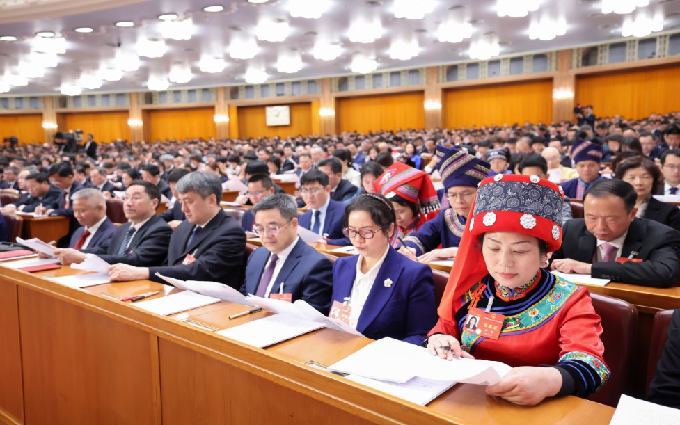 3月8日，十四屆全國人大二次會議在北京人民大會堂舉行第二次全體會議。這是代表們在認(rèn)真聽會。新華社記者 劉衛(wèi)兵 攝