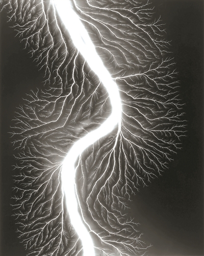 杉本博司，《放電場(chǎng)225》，2009，明膠銀鹽相紙，149.2×119.4cm。公式Hiroshi Sugimoto，圖片由藝術(shù)家提供