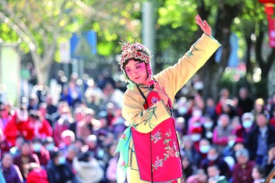 在湖南資興市人民廣場，演員在舞臺上表演花鼓戲。新華社發(fā)