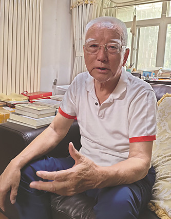 降邊嘉措 藏族，四川省甘孜藏族自治州巴塘縣人。1950年參加解放軍，經(jīng)歷了進(jìn)軍西藏、解放西藏的全過程。1956年到北京民族出版社，從事藏文翻譯和編輯出版工作，直到1980年。1980年報(bào)考中國社會(huì)科學(xué)院民族文學(xué)研究所并被錄取，后來主要從事《格薩爾》史詩研究和翻譯工作。曾出版《〈格薩爾〉初探》《〈格薩爾〉的歷史命運(yùn)》《〈格薩爾〉與藏族文化》《〈格薩爾〉論》等學(xué)術(shù)專著。主編有《格薩爾》藏文精選本（40卷、51冊）、《〈格薩爾〉大辭典》等。長篇小說《格桑梅朵》、報(bào)告文學(xué)《這里是紅軍走過的地方》分別獲得第一屆、第十一屆全國少數(shù)民族文學(xué)創(chuàng)作駿馬獎(jiǎng)。