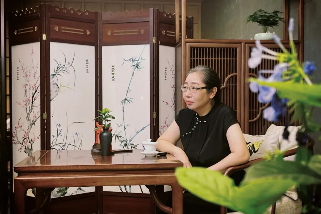 張勇 國(guó)家一級(jí)編劇、作家，四川省作協(xié)副主席。曾獲第二屆文榮獎(jiǎng)作家編劇獎(jiǎng)（《偽裝者》）。創(chuàng)作長(zhǎng)篇小說(shuō)《一觸即發(fā)》《偽裝者》《貴婉日記》，紅色諜戰(zhàn)川劇《黎明十二橋》以及電視劇《一觸即發(fā)》《偽裝者》《天衣無(wú)縫》等。