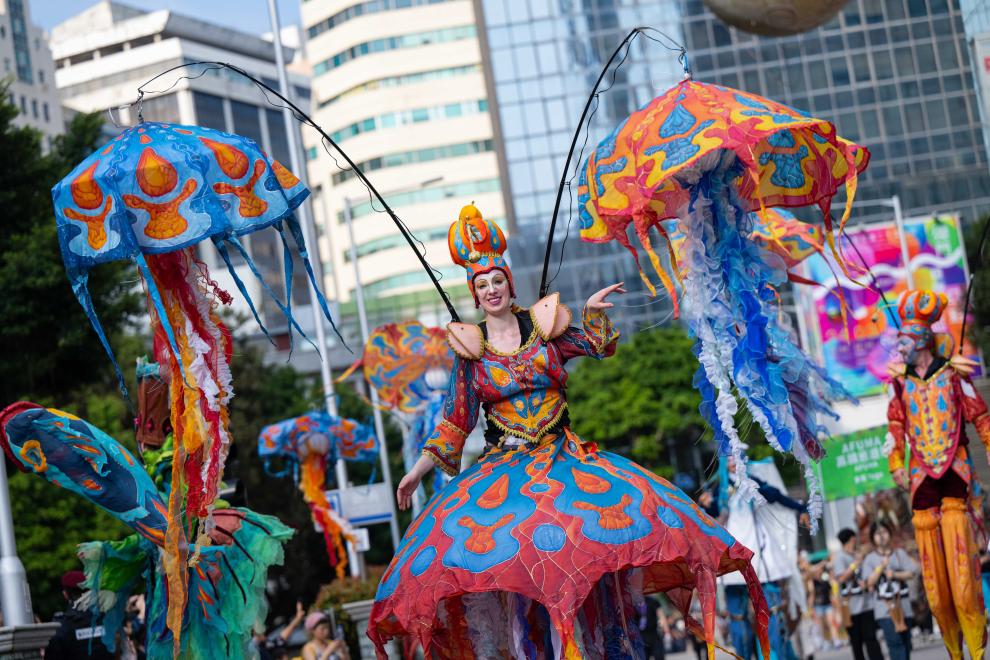 3月24日，人們參加“2024澳門國際幻彩大巡游”。新華社發(fā)（張金加攝）