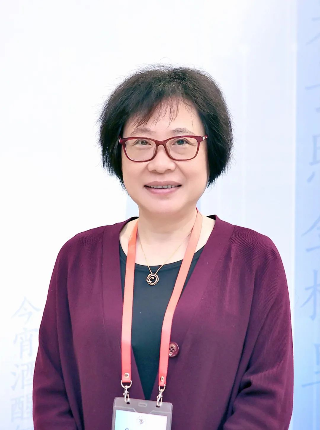 榮榮，本名褚佩榮，生于1964年，出版過多部詩集及散文隨筆集，參加過《詩刊》社第十屆青春詩會(huì)，曾獲《詩刊》《詩歌月刊》《人民文學(xué)》《北京文學(xué)》等刊物年度詩歌獎(jiǎng)、中國作家出版集團(tuán)優(yōu)秀作家貢獻(xiàn)獎(jiǎng)、首屆徐志摩青年詩人獎(jiǎng)、第二屆中國女性文學(xué)獎(jiǎng)、劉章詩歌獎(jiǎng)、十月文學(xué)獎(jiǎng)、全國第四屆魯迅文學(xué)獎(jiǎng)等。