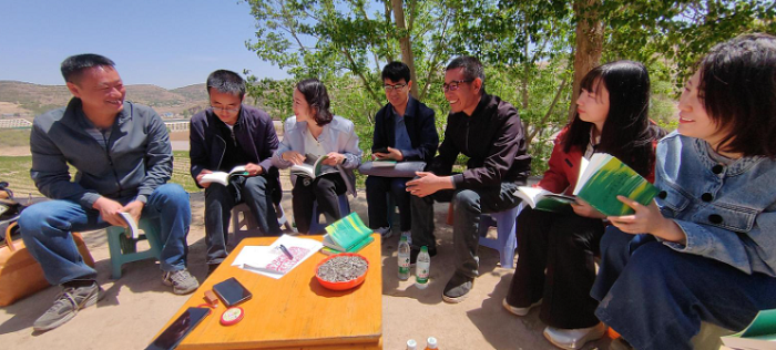 走進(jìn)大山深處與詩人曹兵交流。