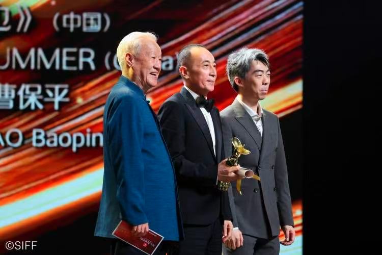 在上海國際電影節(jié)閉幕式上，謝飛導演為金爵獎最佳導演曹保平頒獎