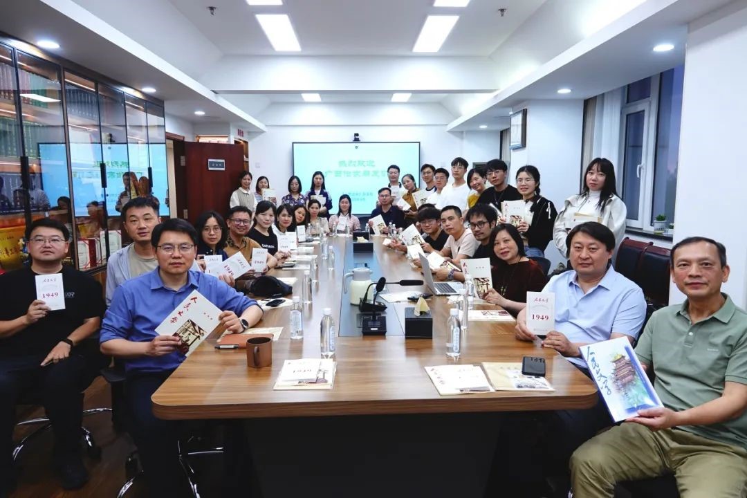5月13日，第二期魯迅文學(xué)院廣西青年作家高級(jí)研修班學(xué)員代表走進(jìn)《人民文學(xué)》雜志社座談交流