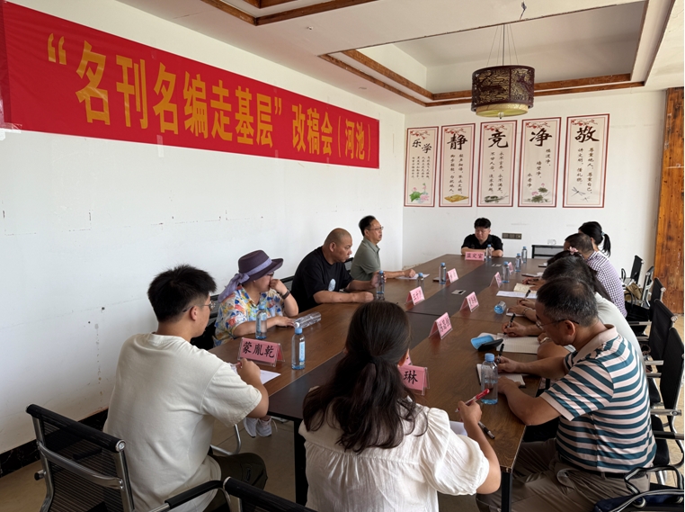 王十月在“名刊名編走基層”河池改稿會(huì)現(xiàn)場(chǎng)。（潘劍 攝 )