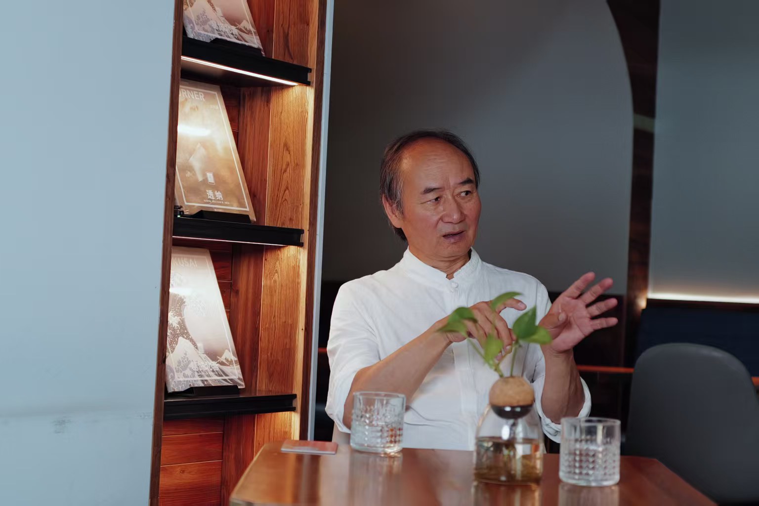 劉亮程在上海朵云書院戲劇店接受澎湃新聞·文學(xué)花邊獨家專訪。攝影：周澤洋