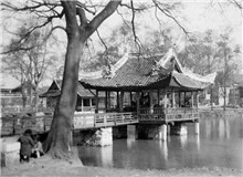 抗戰(zhàn)中的上海公園　　若是以上海的公園作為線索，也會浮現(xiàn)出一段屈辱與抗爭交織、傷害與堅韌并存的抗戰(zhàn)史。[詳細]