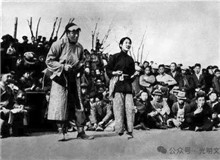 《放下你的鞭子》：“流動的抗戰(zhàn)火炬”　　1939年，為抗戰(zhàn)籌款的徐悲鴻，遇到了來此地演出的新中國劇團。[詳細]