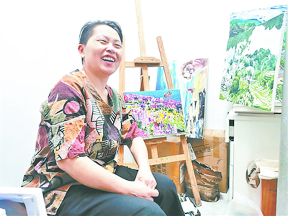 王柳云（左圖）出版首部長篇《風(fēng)吹起了月光》。（受訪者供圖）
