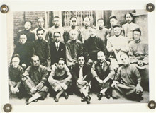 大經中學往事　　在這文化蒙塵的至暗時刻，嚴獨鶴、周瘦鵑、陸澹安、朱大可等一眾文人合力辦了一所“大經中學”……[詳細]
