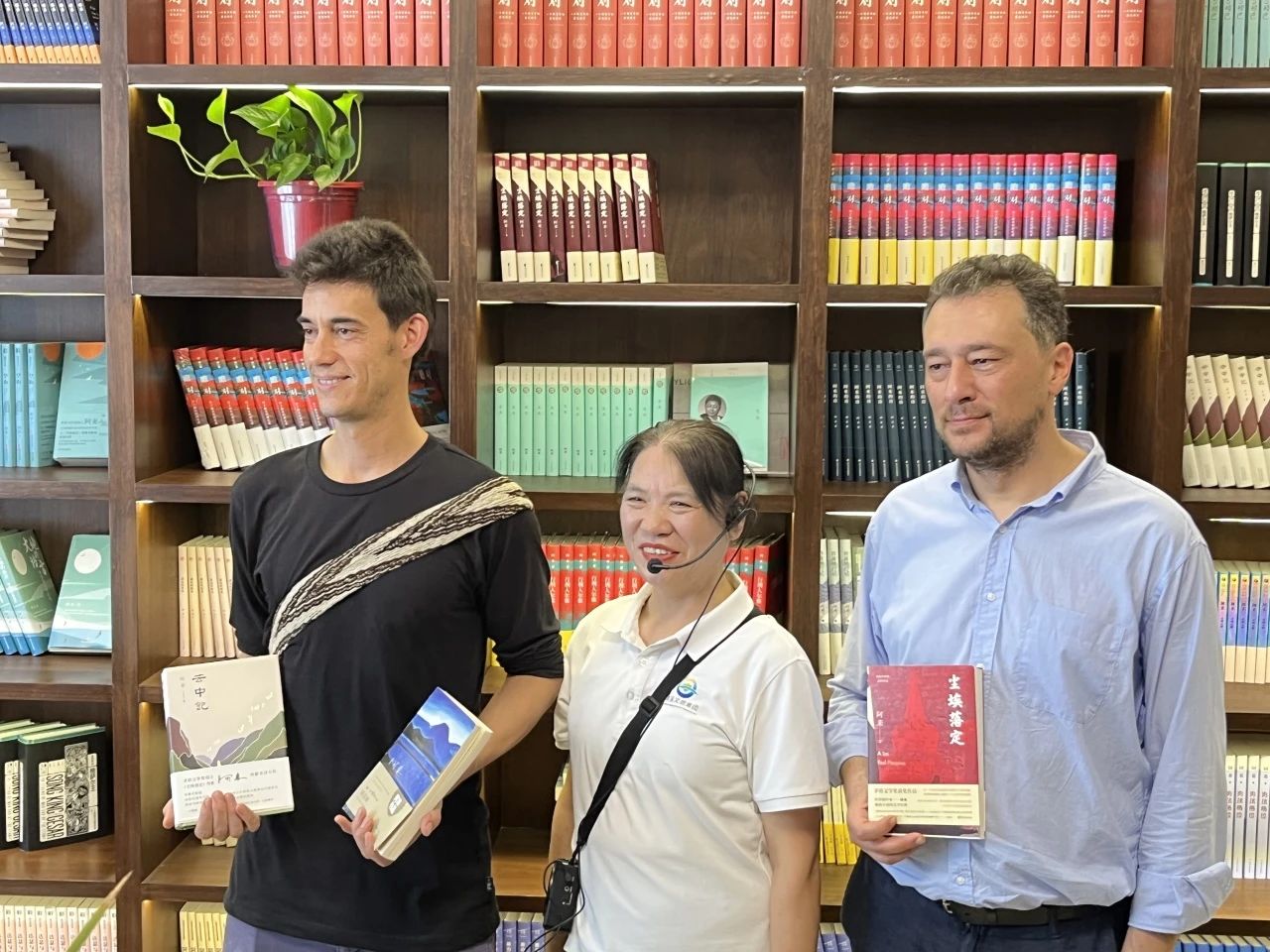 翻譯過《塵埃落定》的吉來、翻譯過《云中記》的羅一人與阿來清溪書屋的主理人合影