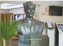 《游擊隊歌》：“每一寸土地都是我們自己的”　　“我們都是神槍手，每一顆子彈消滅一個敵人。我們都是飛行軍，哪怕那山高水又深……”[詳細]