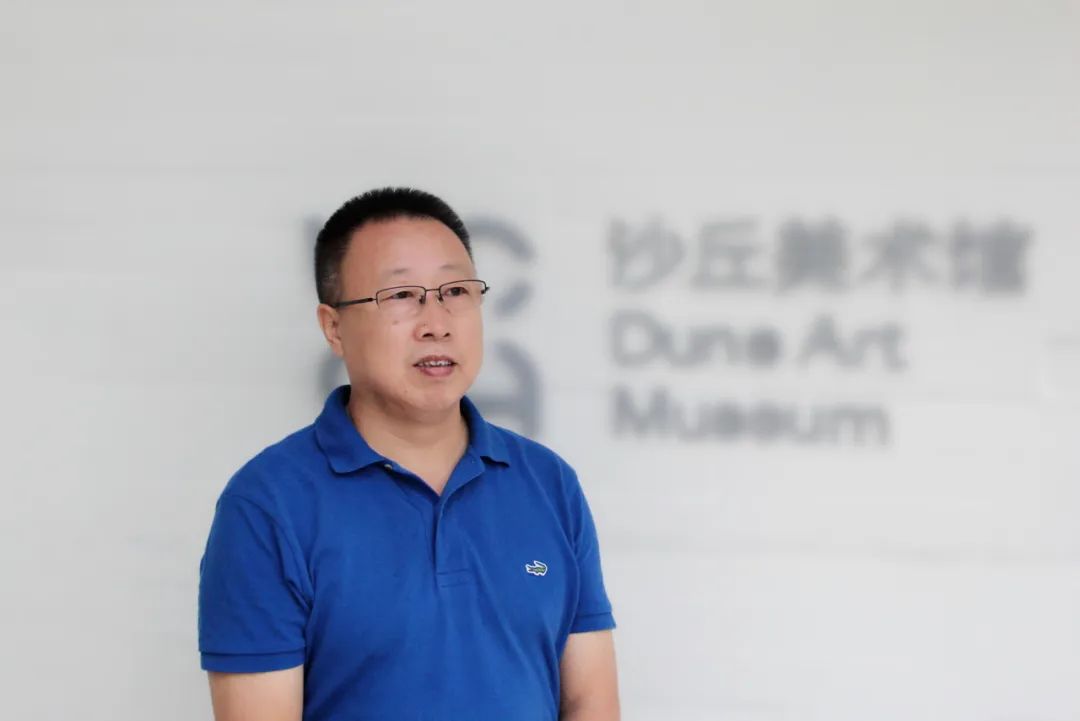 羅振亞，1963年出生，黑龍江訥河人，南開大學文學院教授，博士生導師，南開大學穆旦詩歌研究中心主任。