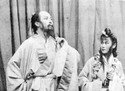 抗戰(zhàn)戲劇，紅幕赤聲撥時弦　　當正常的舞臺演出被戰(zhàn)爭打斷，戲劇從某種程度上就已經超越內容本身，成為民族解放戰(zhàn)爭的一部分。[詳細]