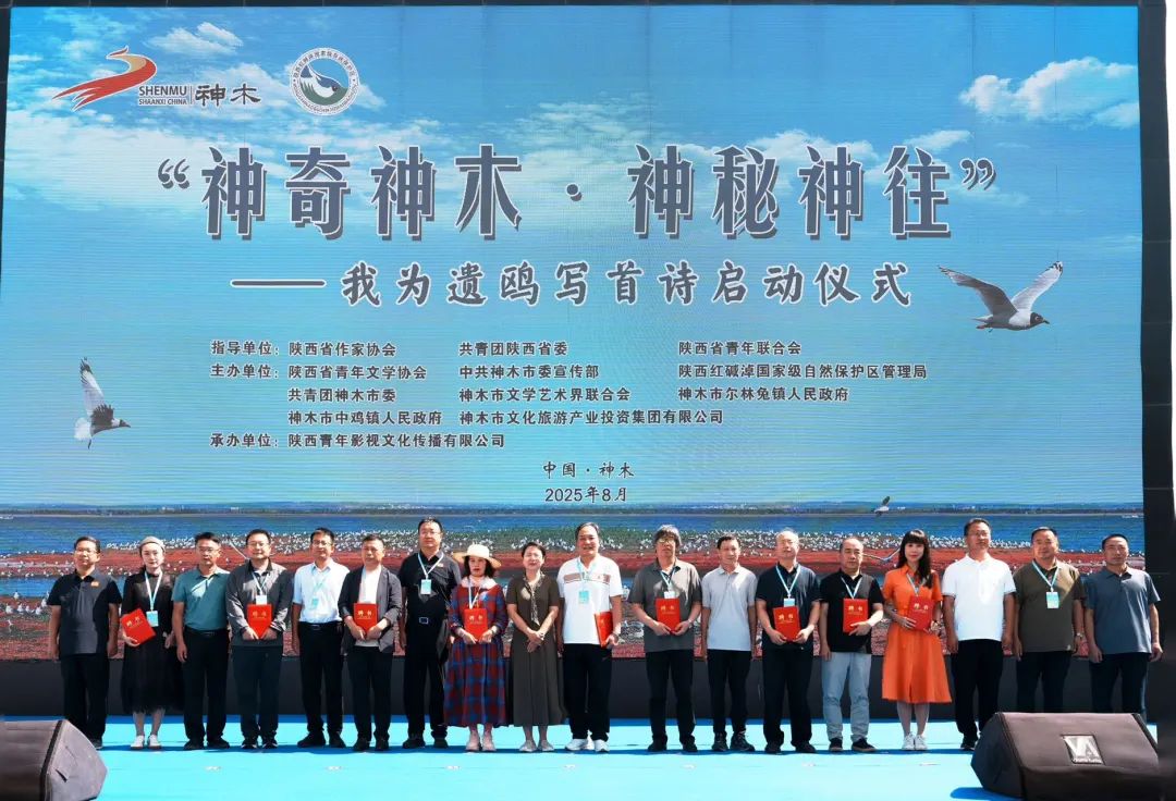 主辦單位領導為評委會成員頒發(fā)聘書
