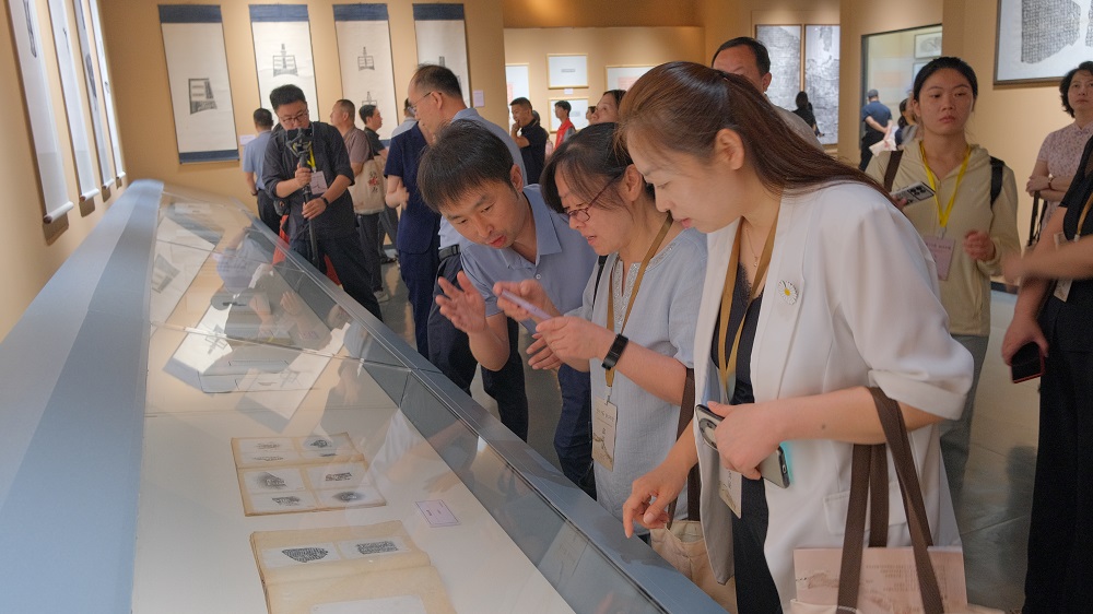 觀眾參觀河南歷代金石碑帖文獻(xiàn)展   洛陽(yáng)市圖書(shū)館供圖