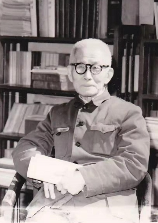 1940年元旦，巖洞里的松花糖　　中國現(xiàn)代文學館珍藏的楊晦抗戰(zhàn)日記（1937-1940），以私人化的書寫為抗戰(zhàn)時期的桂林文化生態(tài)留下了珍貴注腳。其中1940年元旦前后的兩篇日記，以“乘車票價”“空襲警報”“友人交往”等日常碎片，拼貼出大后方知識分子在戰(zhàn)火中的生存圖景。[詳細]